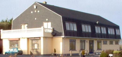 The magnificent clubhouse facility, incorporating bar, restaurant, professional shop and changing rooms. 